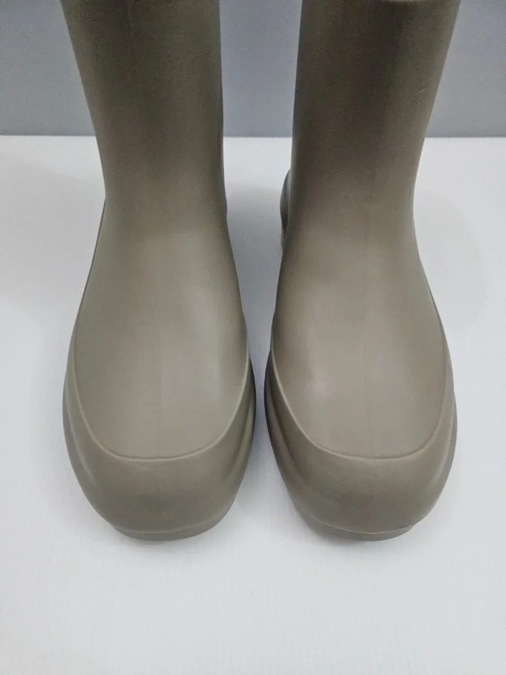 Vince Nia Water Resistant Rain Boots Womens 10 Beige Taupe Platform Ankle Boot
